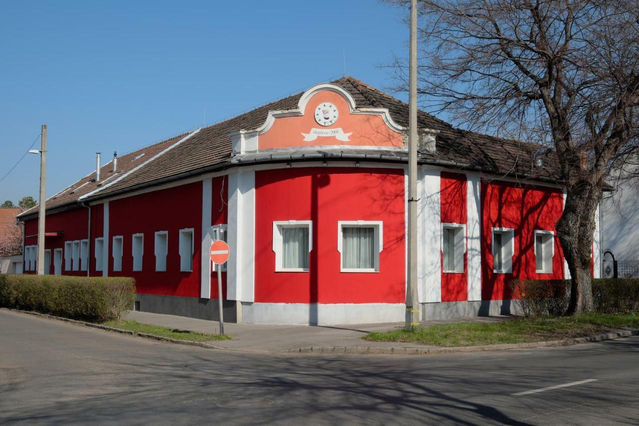 Vácz Hotel Exterior foto